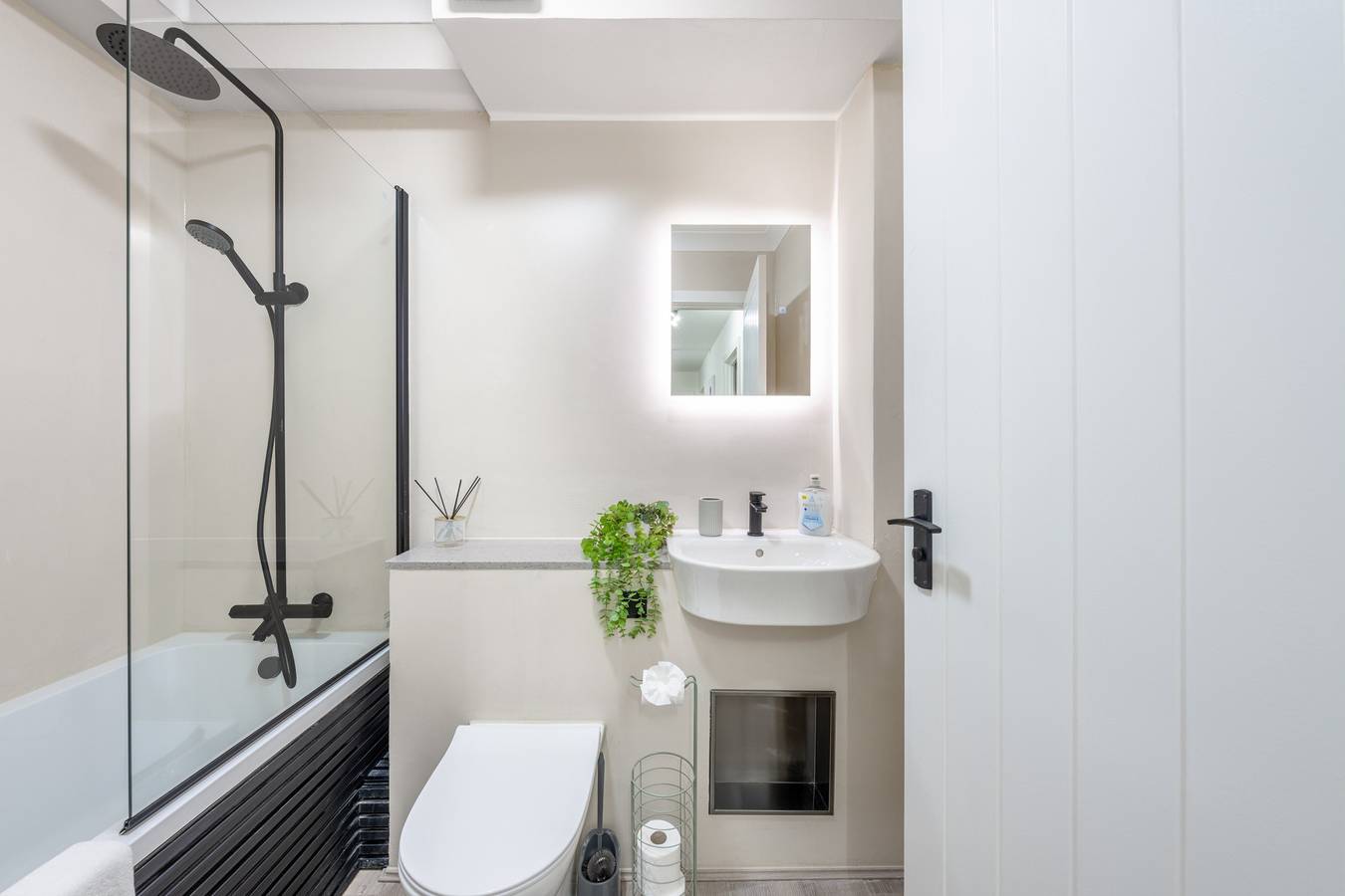 Entire holiday apartment, 3 Bed Flat - Sleeps 8 - Parking - Wifi in Newham, London