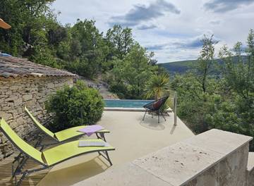 Gîte pour 2 personnes, avec piscine et terrasse à Simiane-la-Rotonde