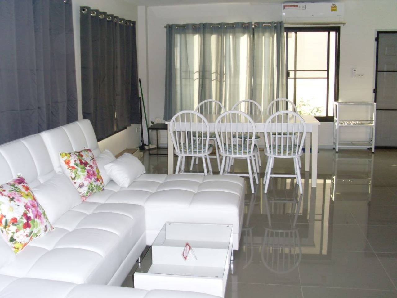 Moderne Ferienvilla zwischen Hügeln und Meer in Prachuap Khiri Khan