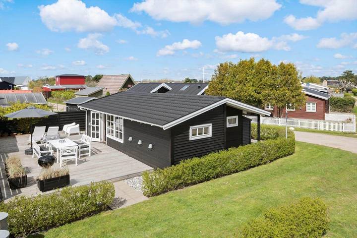 Ferieudlejning for 4 personer, med terrasse i Karrebæksminde