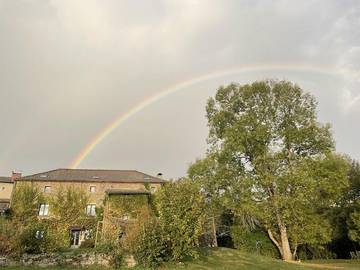 Gîte pour 20 personnes, avec jardin ainsi que vue et piscine, animaux acceptés à Saint-Dier-d'Auvergne