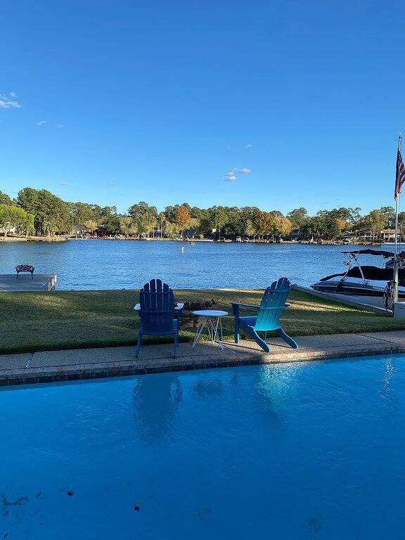 Vacation rental for 11 people, with yard in Lake Conroe