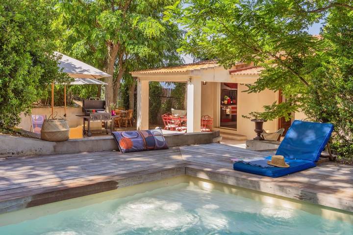 Location de vacances pour 10 personnes, avec terrasse ainsi que jardin et piscine, adapté aux familles à Corbara