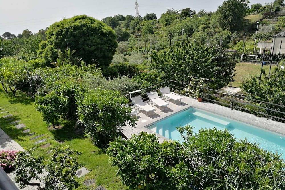 Wonderful open space with swimming pool, barbecue garden ample private parking. in Santa Venerina, Mount Etna