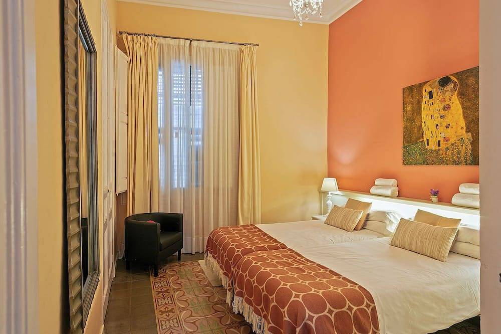 Villa with private garden and pool,big terrace-solarium,pergola in Barcelona Zentrum, Barcelona