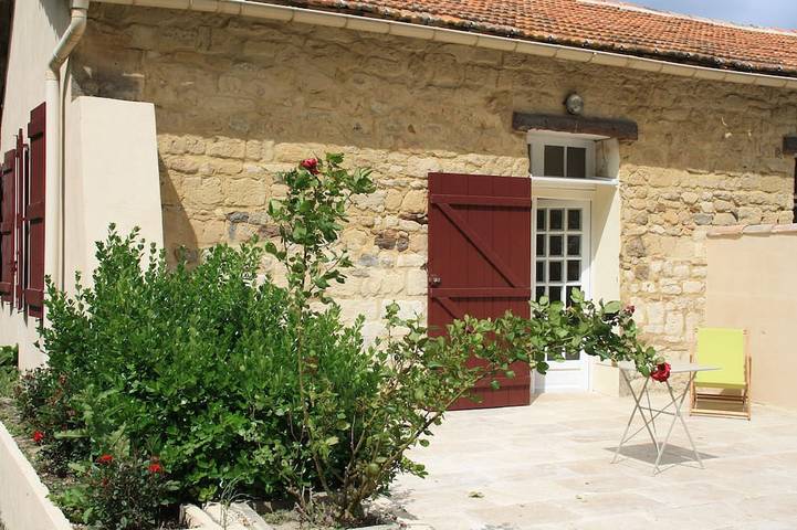 Gîte pour 2 personnes, avec terrasse ainsi que piscine et jardin à Arles - 4
