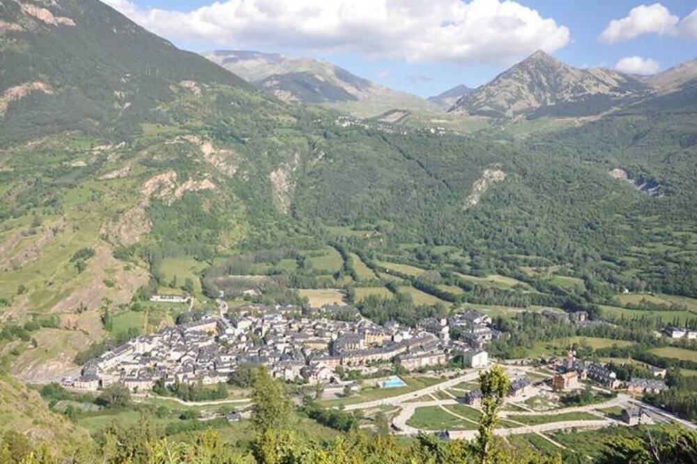 Entire apartment, Apartamento 6 pax Pirineo-benasque in Cerler, Benasque