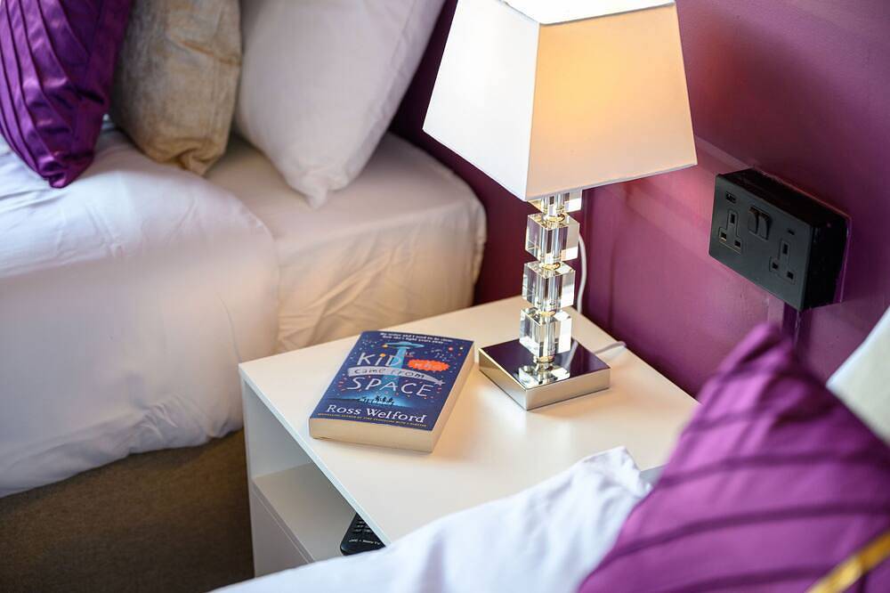 Bright & Cosy 3-bed Reddish Home near Manchester | Easy access to motorway in Stockport, Greater Manchester