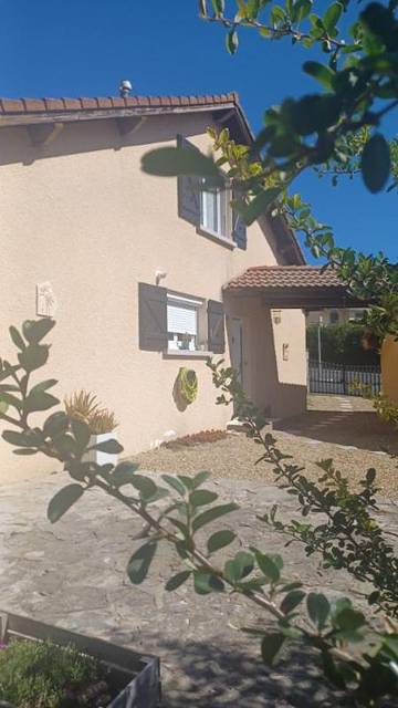 Gîte pour 6 personnes, avec jardin à Jassans-Riottier
