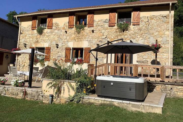Gîte pour 5 personnes, avec jacuzzi ainsi que terrasse et jardin, animaux acceptés à Salles-Courbatiès
