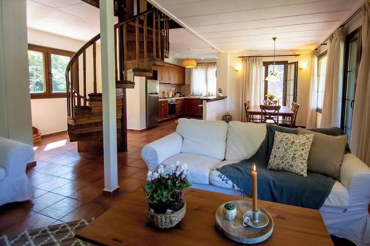 Villa for 6 people, with hot tub and balcony as well as garden in Skiathos