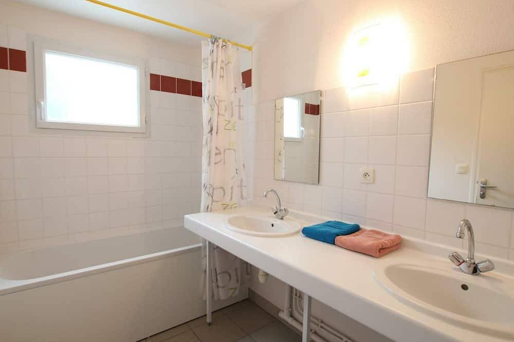 Maison spacieuse à La Hague avec animaux acceptés et parking in Biville, La Hague