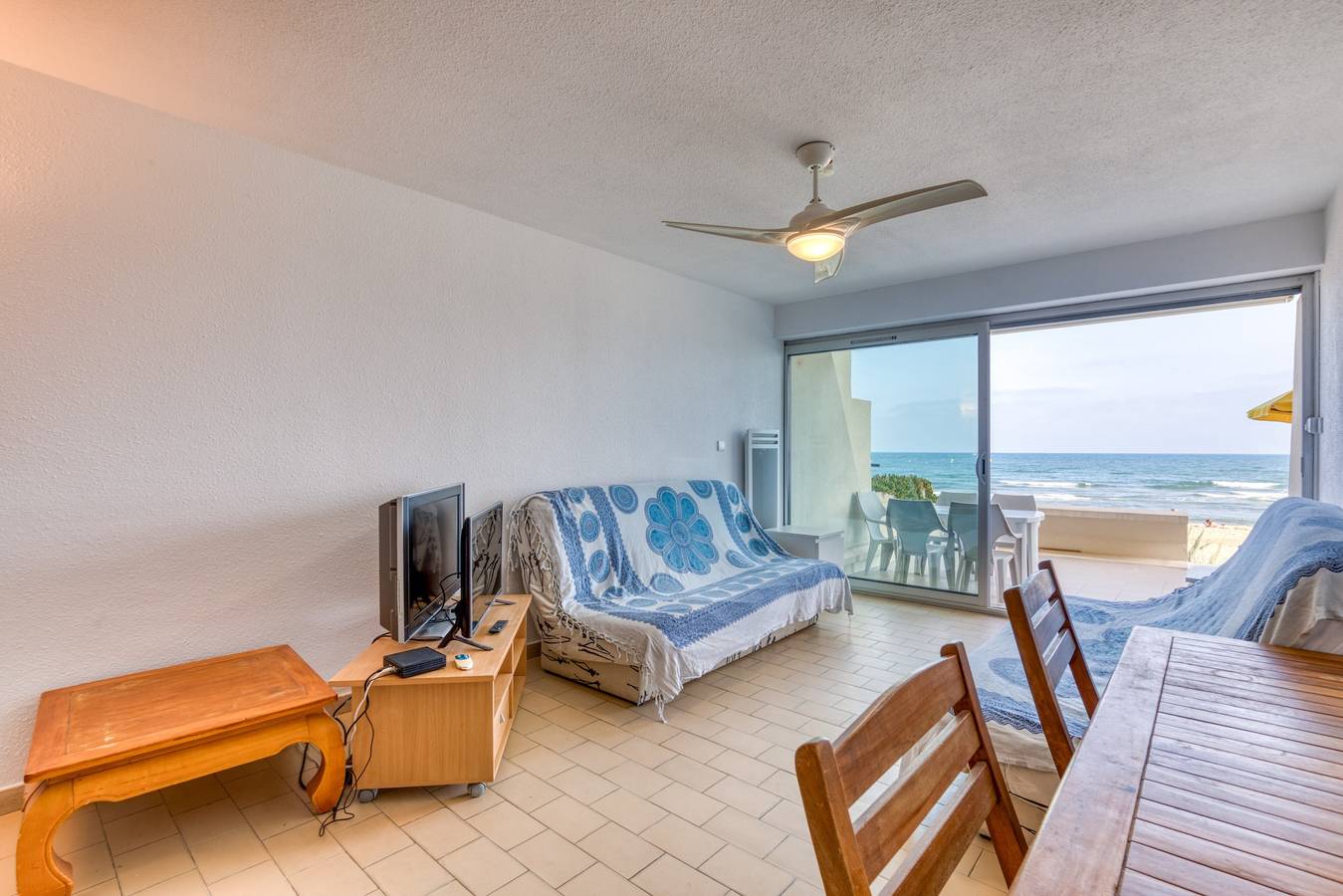 Apartamento entero, Apartamento "Première Ligne Avec Terrasse" con vistas al mar, terraza privada y Wi-Fi in Carnon-Plage, Mauguio