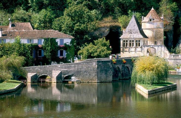 Location de vacances pour 6 personnes, avec jardin ainsi que vue et terrasse à Saint-Front-la-Rivière