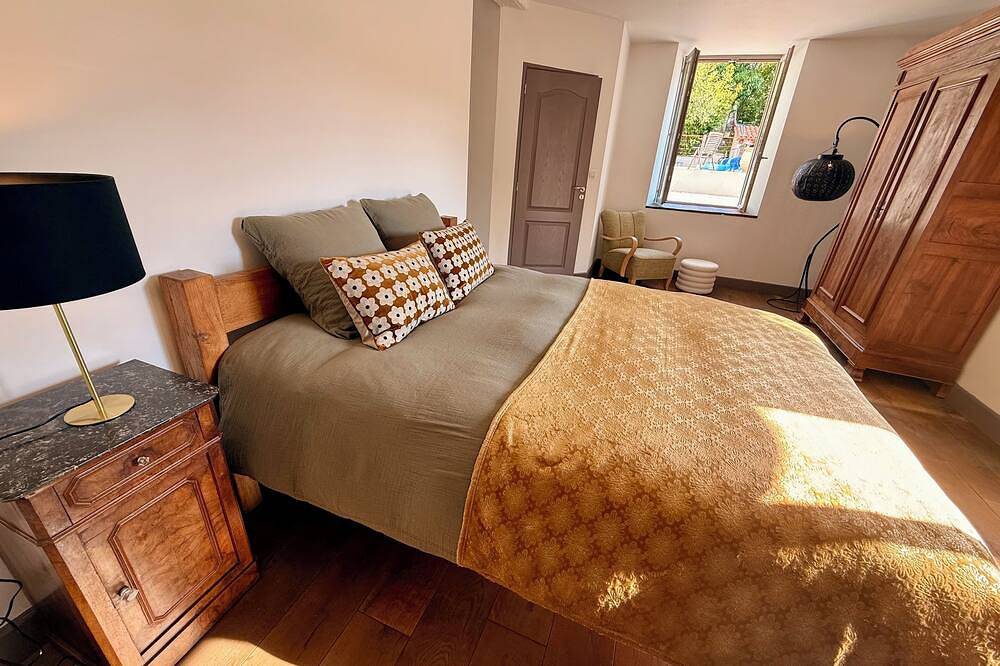 Superb Gîte, gateway to Aubeterre, crossroads of the Périgord Vert, Charente, Dordogne in Saint-Romain, Charente