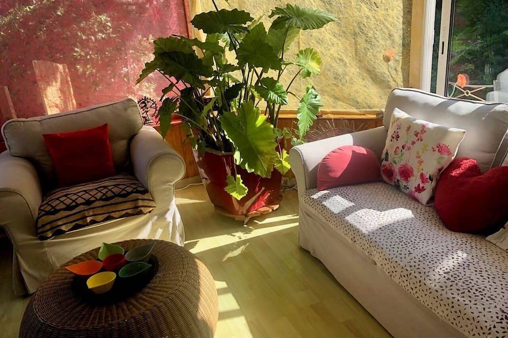 Bright artist's villa, private saltwater pool, large trees, enclosed grounds in Nîmes, Nimes region