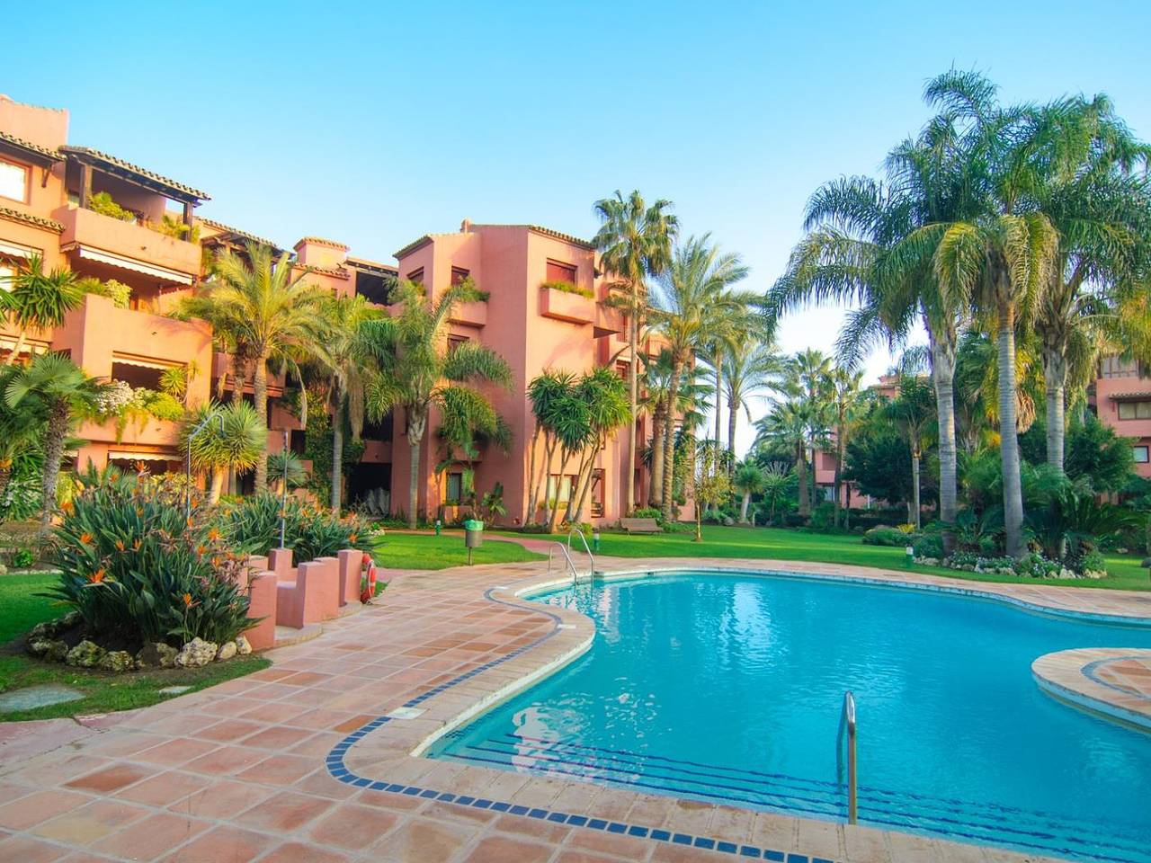 Entire holiday apartment, Alicate Playa refurbished apartment direct exit to garden in Las Chapas, Marbella