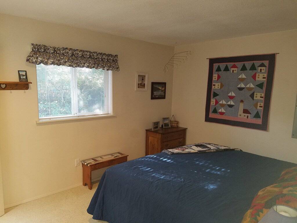 Easy 5-minute walk to Heceta Beach! Clean family-sized house with a huge deck. in Heceta Beach, Lane County