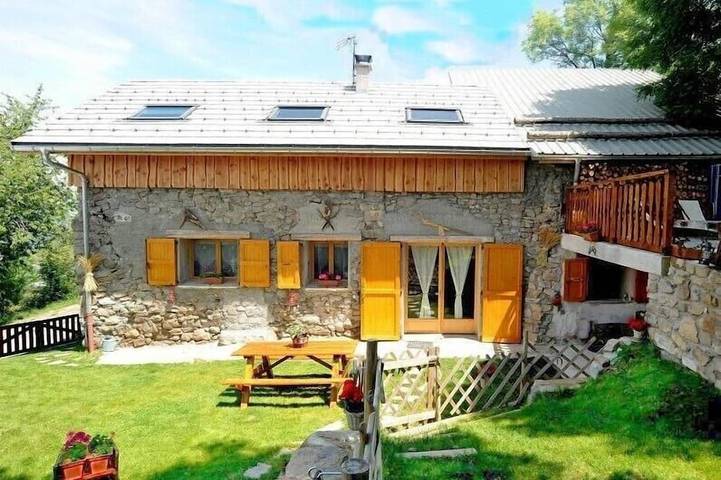 Gîte pour 8 personnes, avec jardin, animaux acceptés à Théus