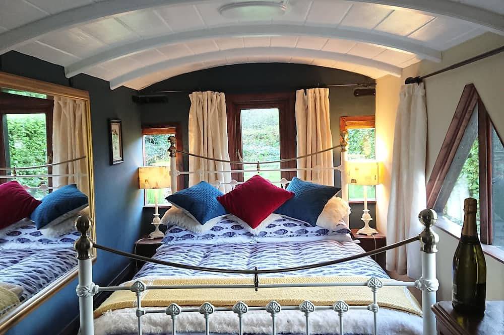 Romantic Railway Carriage in 2 acres!! By coast path, short walk to beach/pub 😎 in Kynance Cove, Cadgwith