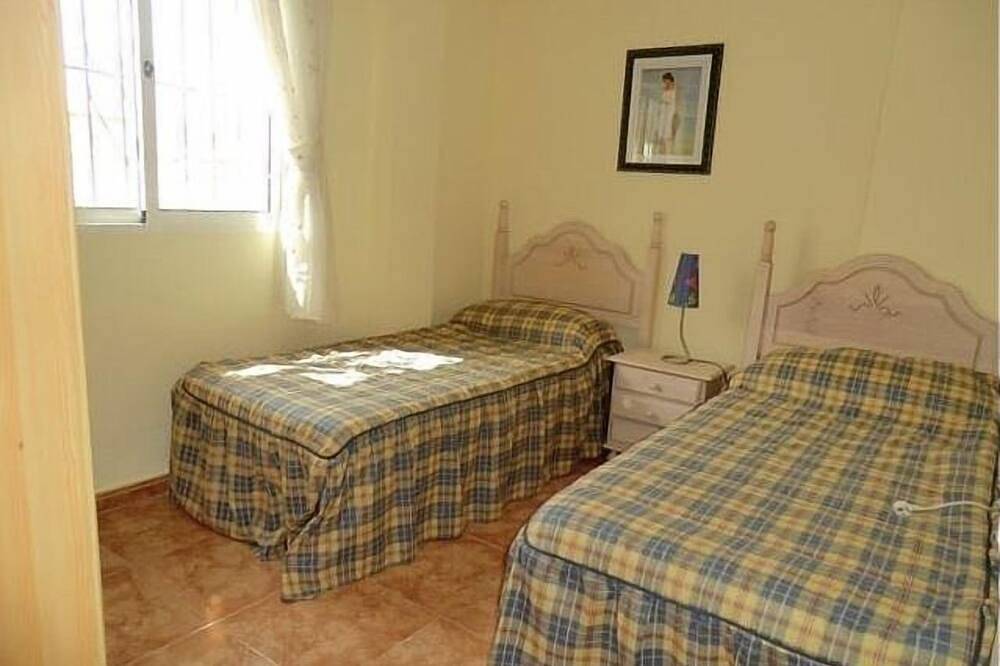 Vakantiehuis met 3 Slaapkamers Gratis Wifi Gemeenschappelijk Zwembad Op Loopafstand van Strand en Strand in Orihuela, Costa Blanca