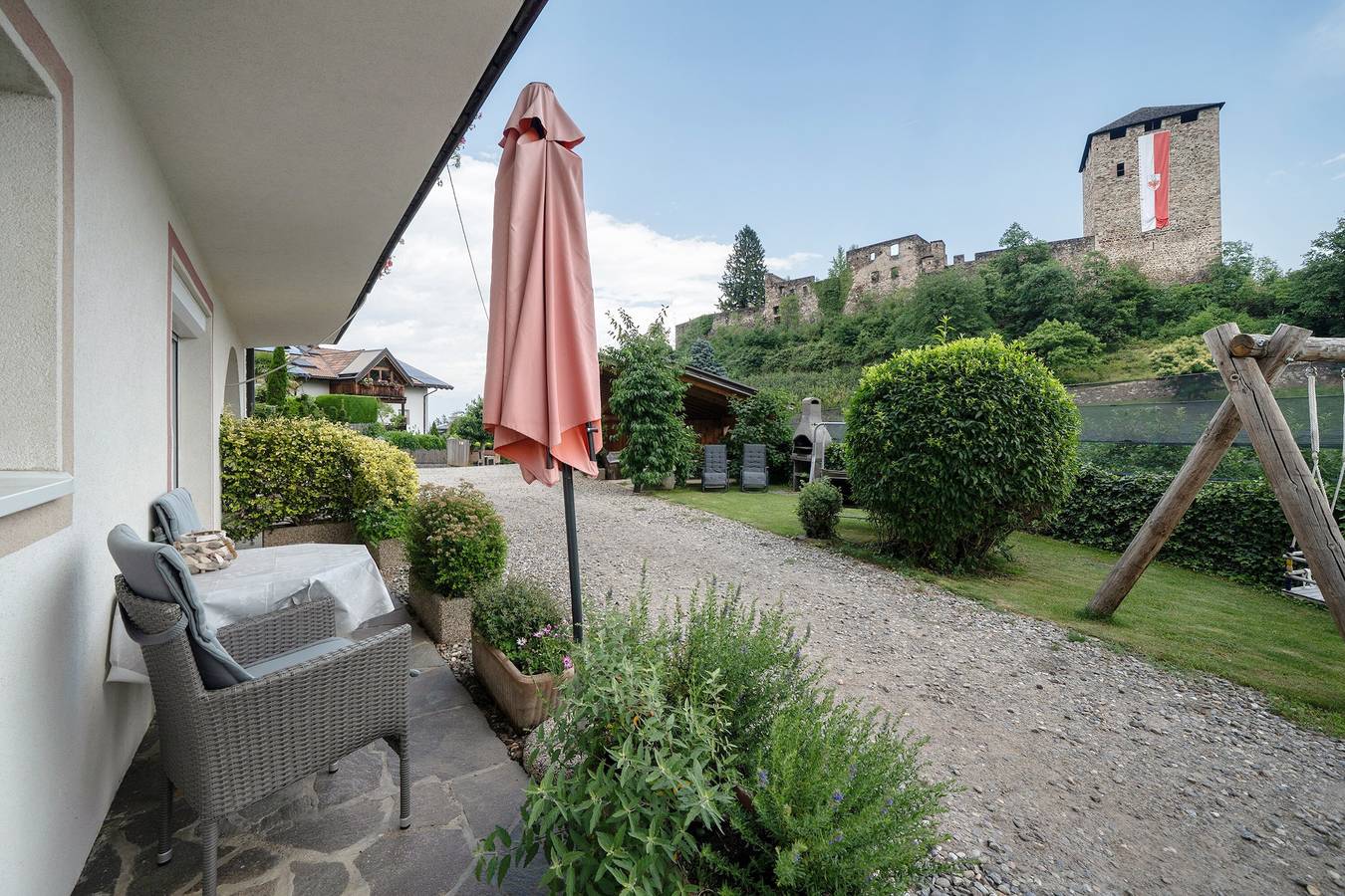 Appartamento intero, Appartamento per vacanze "Mayenburg" con vista sulle montagne, giardino e piscina in comune in Foiana, Lana
