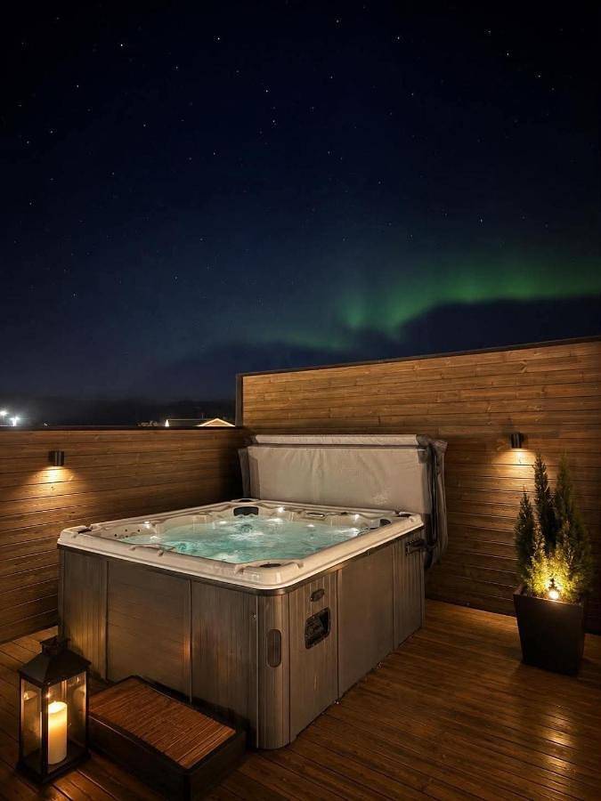 Villa for 8 personer, Balkong og Jacuzzi i tillegg til Terrasse og Hage i Tromsø