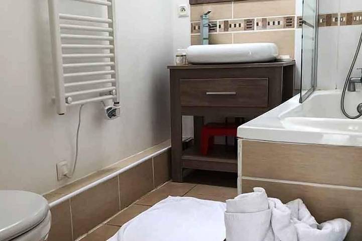 Gîte pour 4 personnes, avec piscine et terrasse à Hénansal - 3