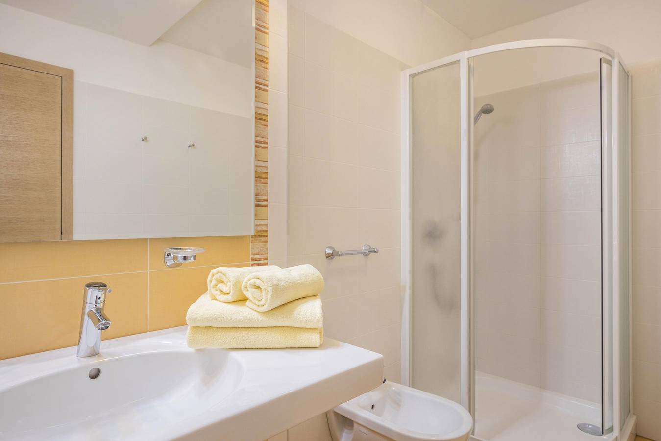 Entire apartment, Runcac - Apartment Rit with Mountain View, Wi-Fi & Balcony in San Vigilio di Marebbe, Mareo