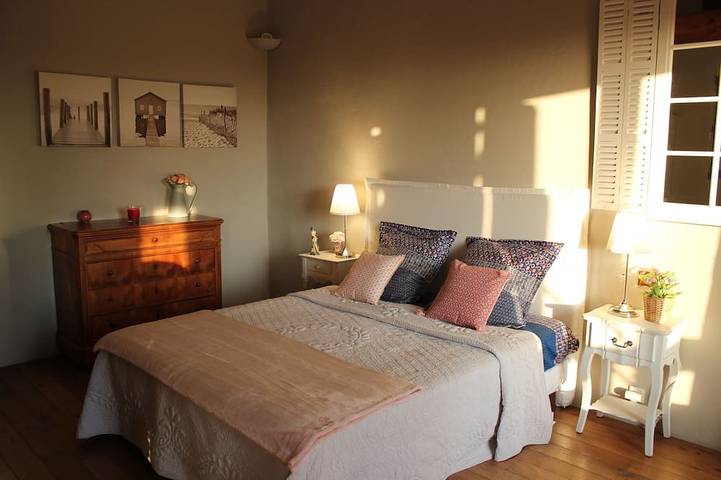 Air-conditioned luxury farmhouse, heated pool,sport hall, billiard table soccer, in Robion, Parque natural regional del Luberon
