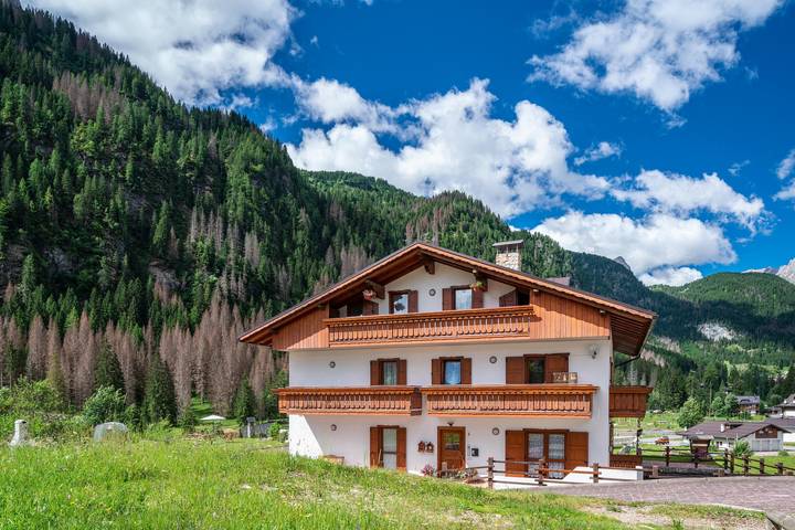 Entire studio, Studio Apartment 'Appartamento Monolocale 4' with Mountain View, Shared Garden and Wi-Fi in Rocca Pietore, Dolomiti Superski