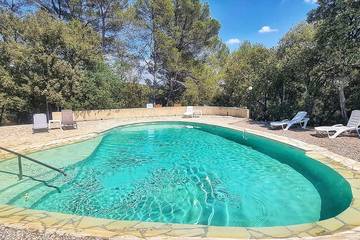 Gîte pour 5 personnes, avec jacuzzi et balcon ainsi que jardin et piscine, animaux acceptés à Salernes