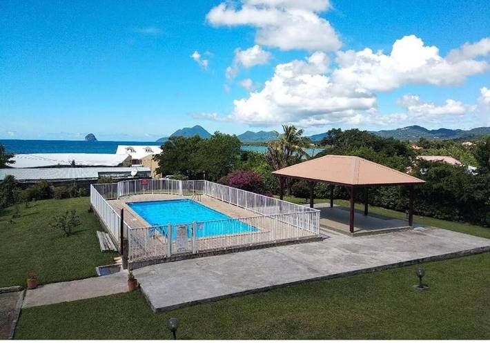Appartement de vacances pour 2 personnes, avec jardin ainsi que piscine et terrasse, animaux acceptés