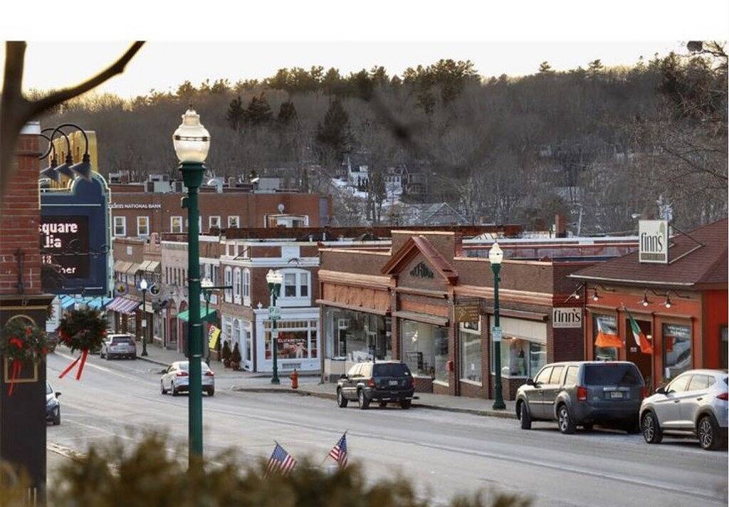Ganze Wohnung, Large 2 Bedroom 1 Bath Apartment right on Main Street in Downtown Ellsworth. in Ellsworth, Hancock County