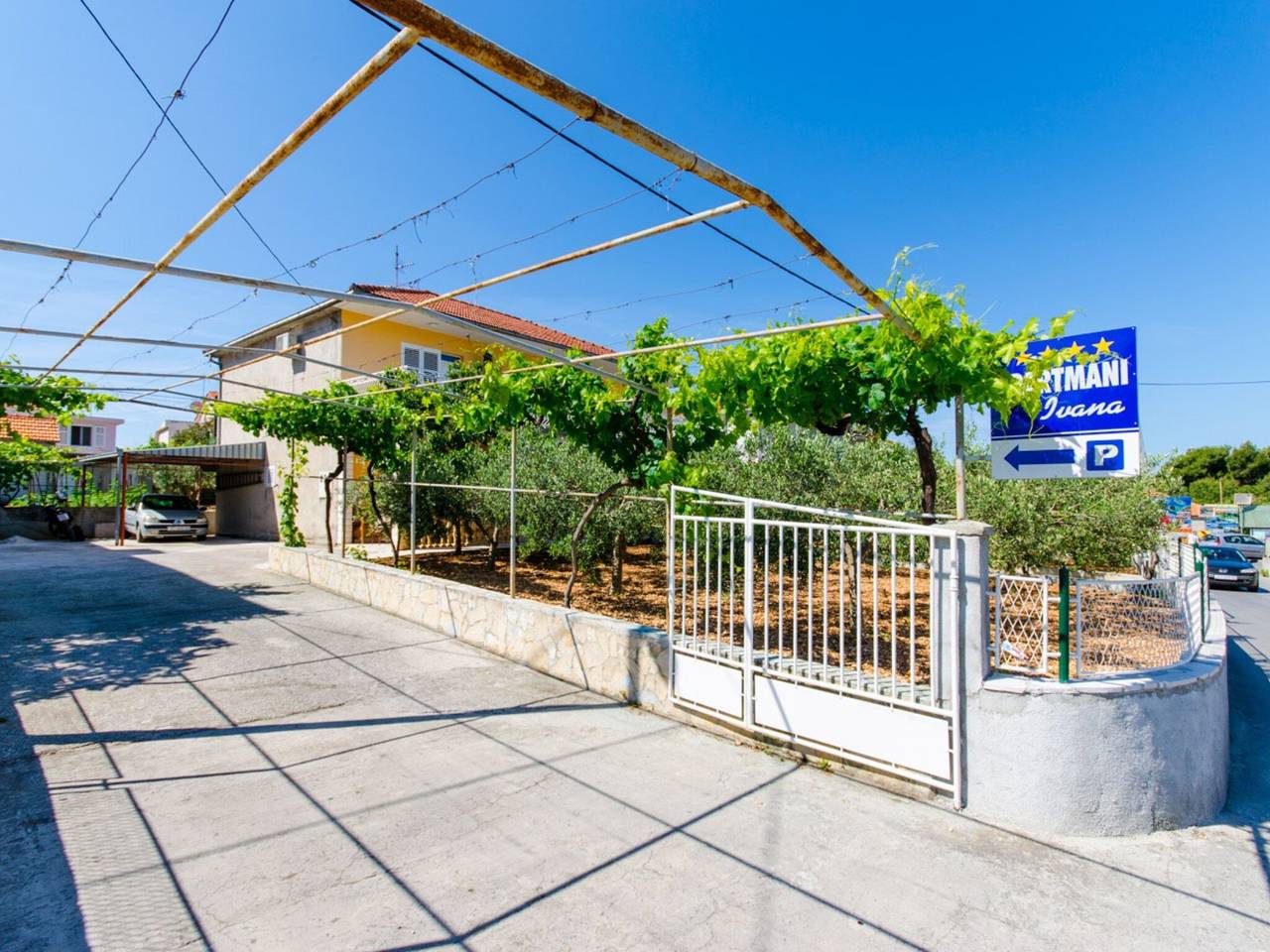 Ganze Wohnung, Apartments Ivana (Tr) -Studio with Terrace ( A2) in Trogir, Ciovo