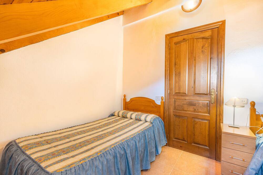 Entire apartment, Apartment 'La Golfa' with Mountain View and Private Garden in Durro, La Vall de Boí