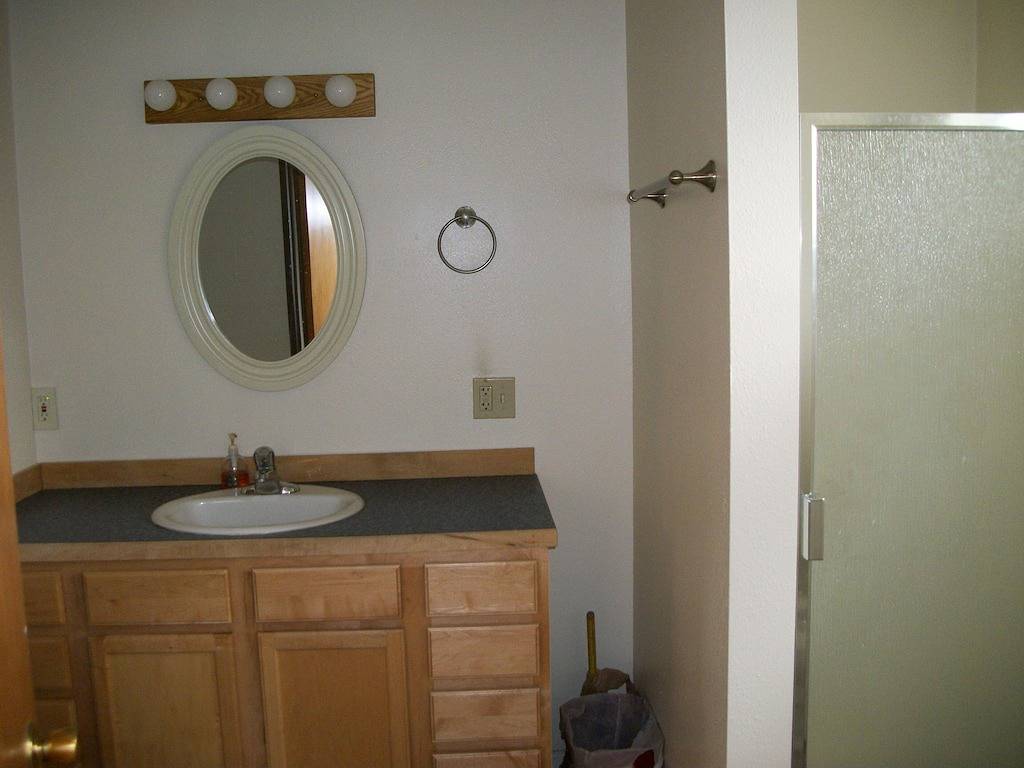 Guest house above garage in Anaconda-Deer Lodge County, Deer Lodge County