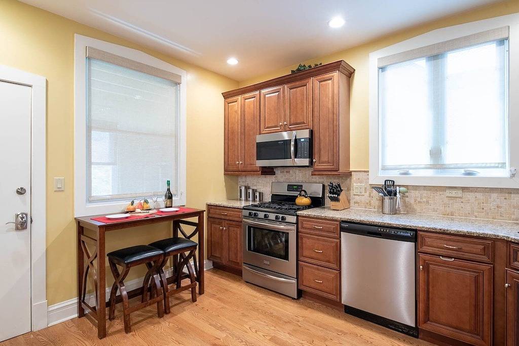 Ganze Wohnung, Roscoe Village- Nur wenige Schritte, um nette Geschäfte und Restaurants! Schlafmöglichkeiten 4-6 in Chicago, Cook County