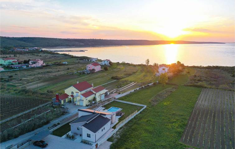 Gemütliche 150 m² große Ferienwohnung mit Meerblick, Pool und Terrasse, 2,5 km vom Strand entfernt in Ljubač (Dalmatien), Zadar