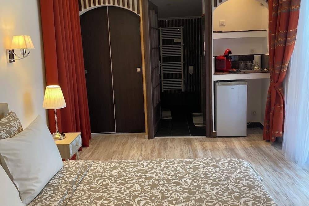 Deluxe room, studio size facing the pool with private terrace in Fourques, Region de Nimes