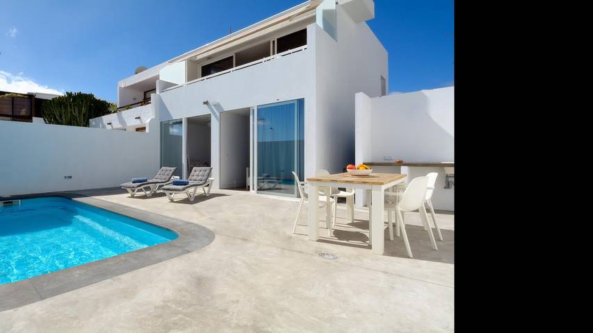 Holiday home for 4 people, with ocean view and terrace as well as pool in Puerto del Carmen