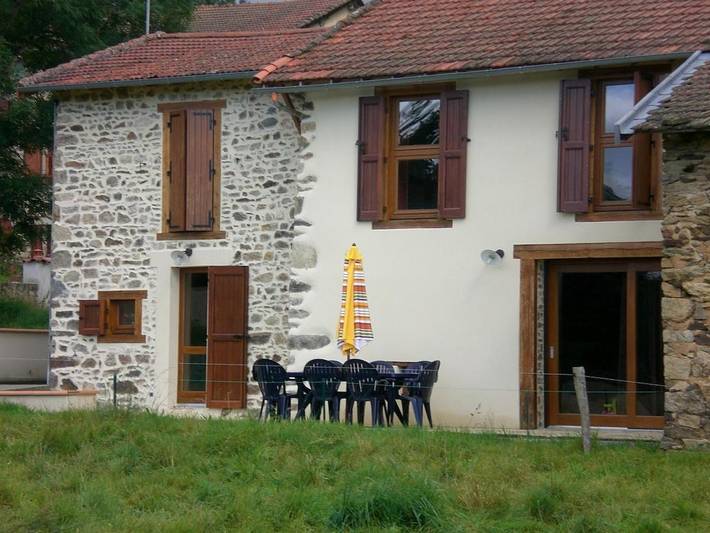 Location de vacances pour 8 personnes, avec Terrasse ainsi que Jardin et Vue à Champagnac-le-Vieux