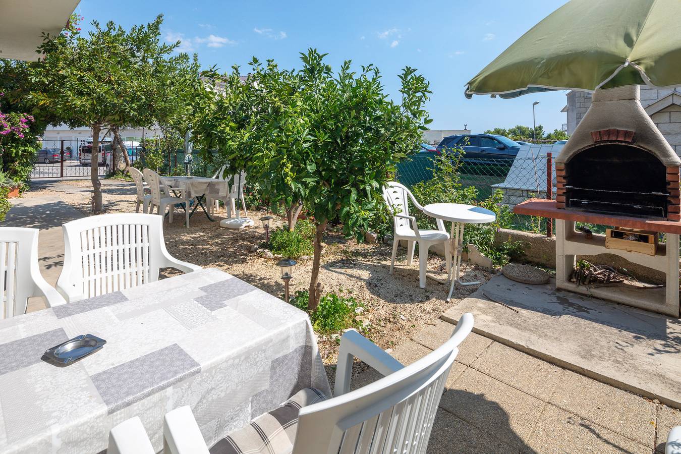 Ganze Ferienwohnung, A2 apt near beach w patio, parking and grill in Stobrec, Split-Dalmatien