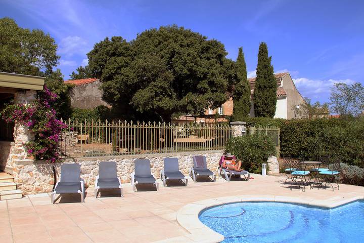 Gîte pour 22 personnes, avec balcon ainsi que jardin et piscine