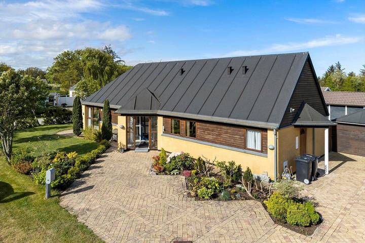 Ferieudlejning for 6 personer, med terrasse i Hulsig