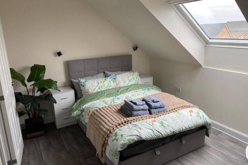 The Cottontail - Deluxe Private Room With Breakfast - Tamworth in Drayton Manor Park, Staffordshire