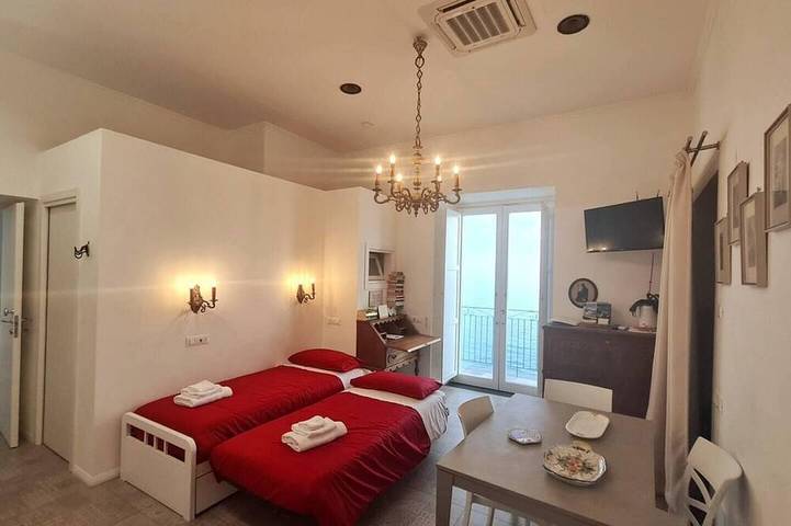 Ganze Wohnung, 2 Bed Flat - Sleeps 4 - Parking - Wifi in Castiglione, Ravello