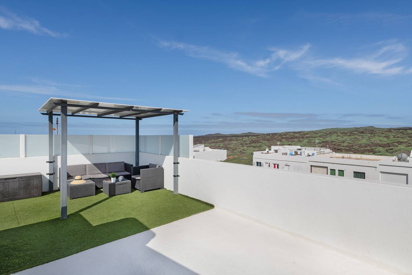 Apartamento entero, Apartamento vacacional 'El Golfito' con vistas al mar, terraza privada y Wi-Fi in El Golfo, Yaiza