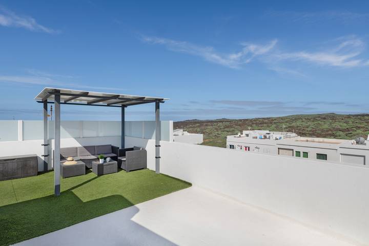 Apartamento entero, Apartamento vacacional 'El Golfito' con vistas al mar, terraza privada y Wi-Fi in El Golfo, Yaiza