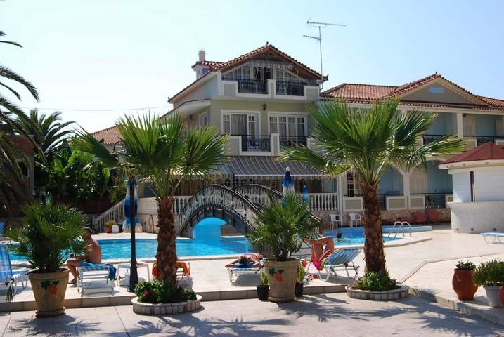 Appart’hôtel pour 3 personnes, avec Terrasse ainsi que Jardin et Piscine